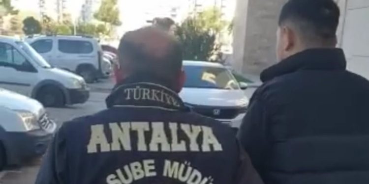 Antalya’da kamu çalışanı palavrasıyla dolandırıcılık! 2 milyon 810 bin TL vurgun