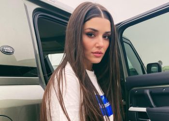 Aşk yaradı! Hande Erçel hem sırt hem de göğüs dekoltesiyle Milano sokaklarında