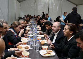 Bakanlar, Ramazan’ın birinci iftarında sarsıntı bölgesine çıkarma yaptı