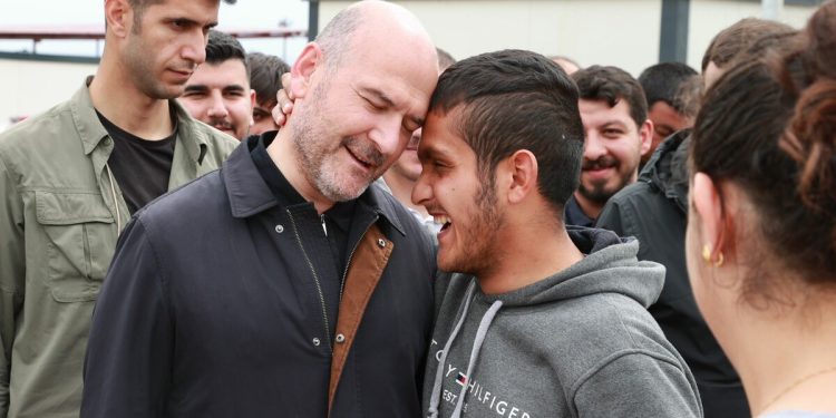 İçişleri Bakanı Süleyman Soylu, Hatay’ın Kırıkhan ilçesinde konteyner kenti ziyaret etti